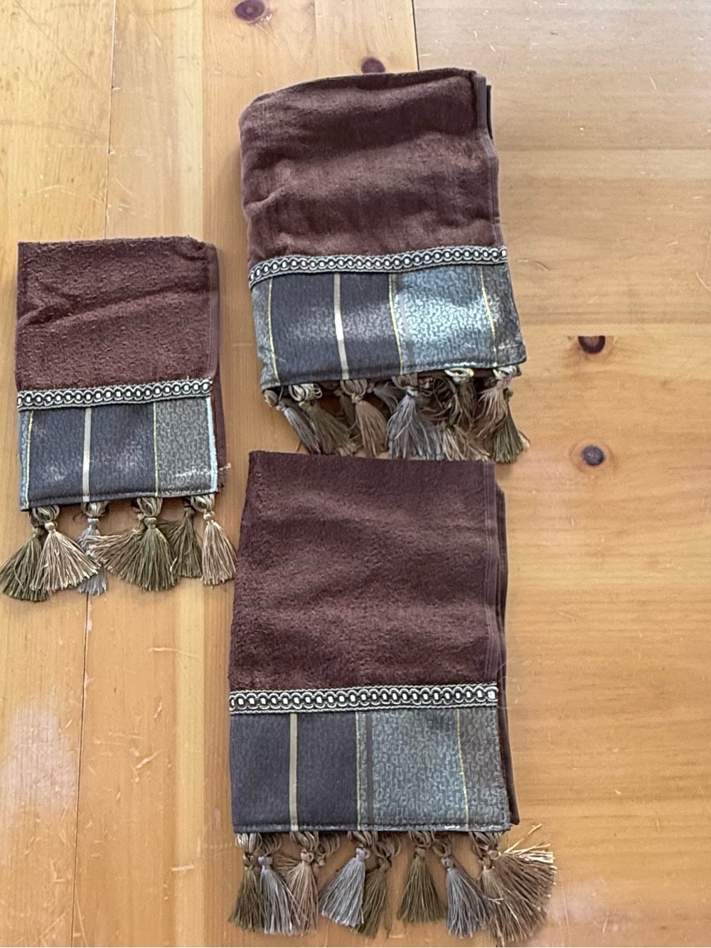 New In Packaging Sherry Kline Chambord Brown Embellished 3-piece Towel Set - Picture 2 of 7